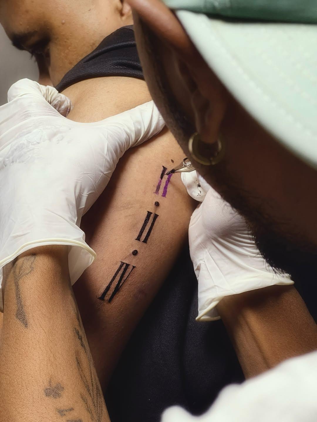 Séance de tatouage minimaliste chez Kaopy Gasy