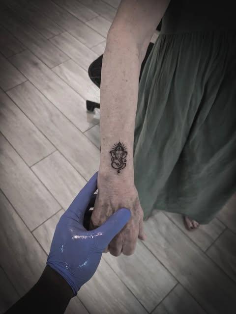 Petit tatouage ornemental sur le poignet