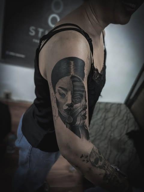 Tatouage portrait graphique sur le bras